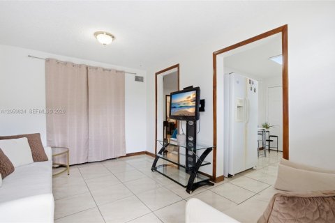 Casa en venta en Hialeah, Florida, 5 dormitorios, 209.31 m2 № 2185557 - foto 18