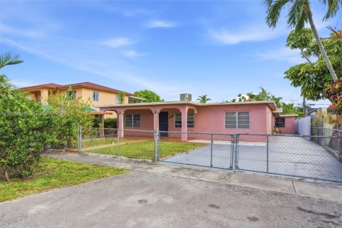 Casa en venta en Hialeah, Florida, 5 dormitorios, 209.31 m2 № 2185557 - foto 2