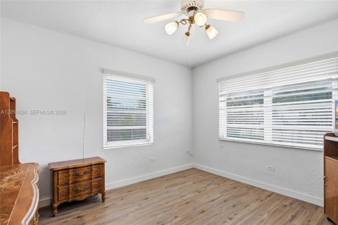 Casa en venta en Hialeah, Florida, 5 dormitorios, 209.31 m2 № 2185557 - foto 12
