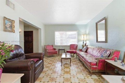 Casa en venta en Hialeah, Florida, 5 dormitorios, 209.31 m2 № 2185557 - foto 5