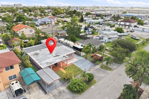 Casa en venta en Hialeah, Florida, 5 dormitorios, 209.31 m2 № 2185557 - foto 28