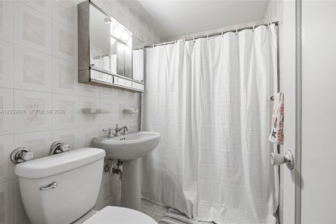 Casa en venta en Hialeah, Florida, 5 dormitorios, 209.31 m2 № 2185557 - foto 14