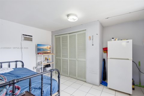 Casa en venta en Hialeah, Florida, 5 dormitorios, 209.31 m2 № 2185557 - foto 25