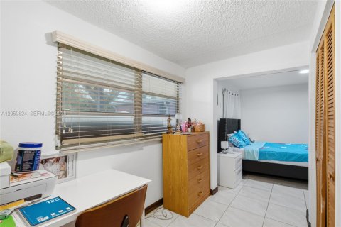 Casa en venta en Hialeah, Florida, 5 dormitorios, 209.31 m2 № 2185557 - foto 16