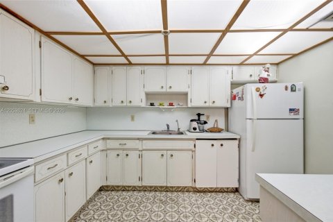 Casa en venta en Hialeah, Florida, 5 dormitorios, 209.31 m2 № 2185557 - foto 9
