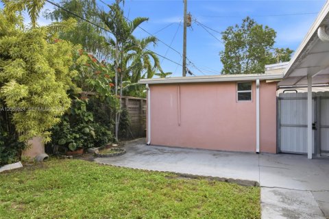 Casa en venta en Hialeah, Florida, 5 dormitorios, 209.31 m2 № 2185557 - foto 24