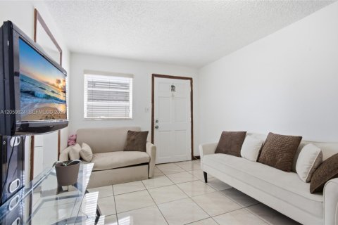 Casa en venta en Hialeah, Florida, 5 dormitorios, 209.31 m2 № 2185557 - foto 19
