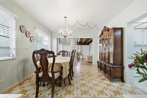 Casa en venta en Hialeah, Florida, 5 dormitorios, 209.31 m2 № 2185557 - foto 6