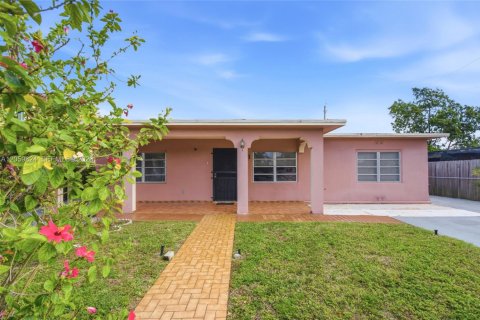 House in Hialeah, Florida 5 bedrooms, 209.31 sq.m. № 2185557