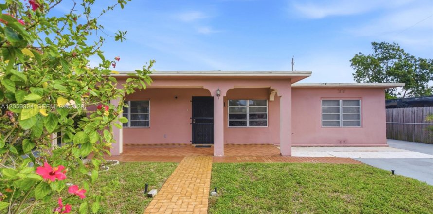 Casa en Hialeah, Florida 5 dormitorios, 209.31 m2 № 2185557