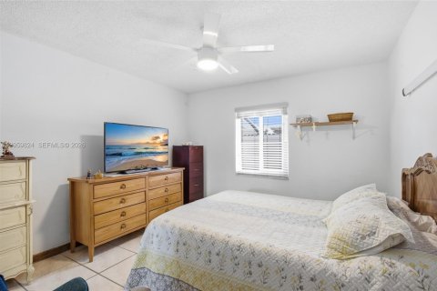 Casa en venta en Hialeah, Florida, 5 dormitorios, 209.31 m2 № 2185557 - foto 13