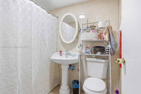 Casa en venta en Hialeah, Florida, 5 dormitorios, 209.31 m2 № 2185557 - foto 21