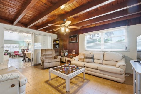 Casa en venta en Hialeah, Florida, 5 dormitorios, 209.31 m2 № 2185557 - foto 8
