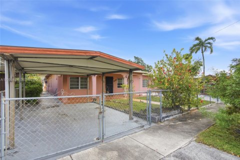 Casa en venta en Hialeah, Florida, 5 dormitorios, 209.31 m2 № 2185557 - foto 3