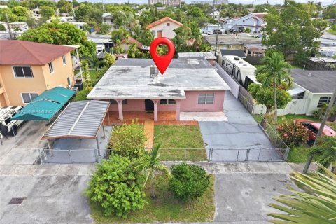 Casa en venta en Hialeah, Florida, 5 dormitorios, 209.31 m2 № 2185557 - foto 27