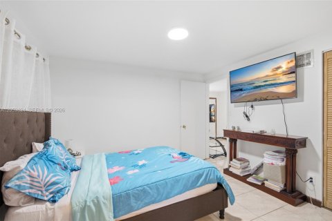 Casa en venta en Hialeah, Florida, 5 dormitorios, 209.31 m2 № 2185557 - foto 17