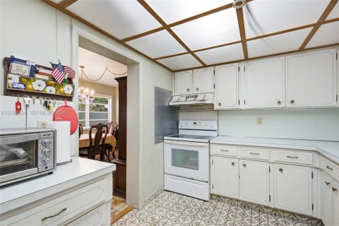 Casa en venta en Hialeah, Florida, 5 dormitorios, 209.31 m2 № 2185557 - foto 10