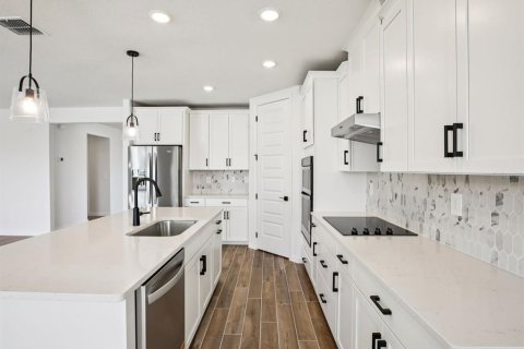 Casa en venta en Zephyrhills, Florida, 4 dormitorios, 230.96 m2 № 2383746 - foto 4