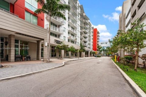 Condo in Doral, Florida, 1 bedroom  № 1864514 - photo 2