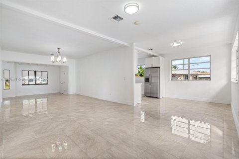 Купить виллу или дом в Майами, Флорида 3 спальни, 185.34м2, № 1865693 - фото 22