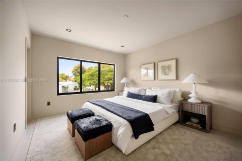 House in Miami, Florida 3 bedrooms, 249.81 sq.m. № 2248018 - photo 18