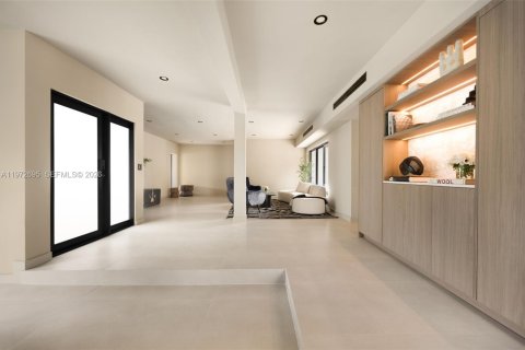 House in Miami, Florida 3 bedrooms, 249.81 sq.m. № 2248018 - photo 7