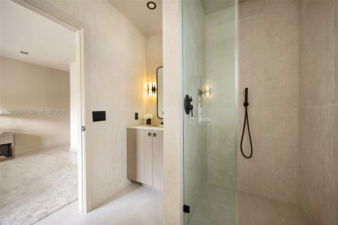 House in Miami, Florida 3 bedrooms, 249.81 sq.m. № 2248018 - photo 20