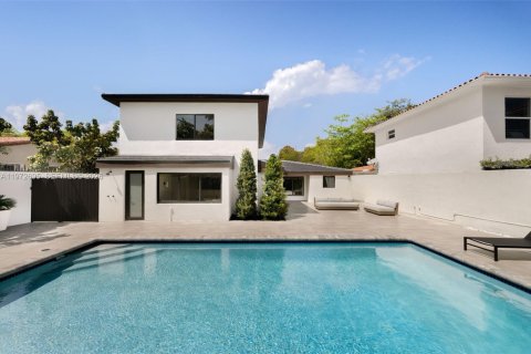 House in Miami, Florida 3 bedrooms, 249.81 sq.m. № 2248018 - photo 29