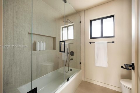 House in Miami, Florida 3 bedrooms, 249.81 sq.m. № 2248018 - photo 16