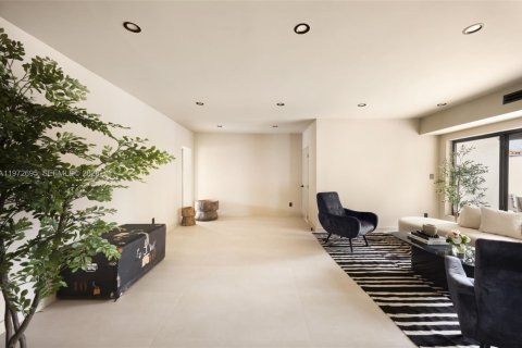 House in Miami, Florida 3 bedrooms, 249.81 sq.m. № 2248018 - photo 5