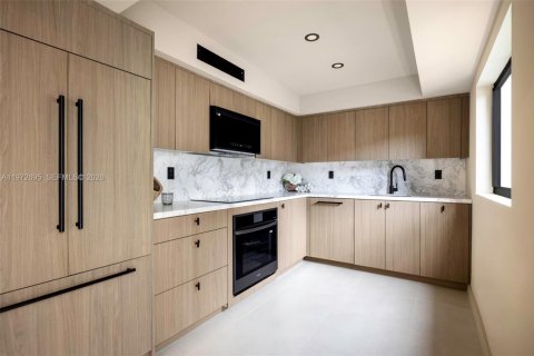 House in Miami, Florida 3 bedrooms, 249.81 sq.m. № 2248018 - photo 11