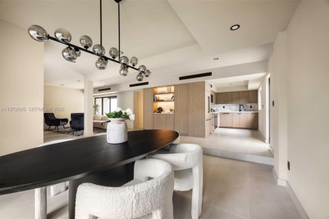 House in Miami, Florida 3 bedrooms, 249.81 sq.m. № 2248018 - photo 8