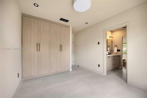 House in Miami, Florida 3 bedrooms, 249.81 sq.m. № 2248018 - photo 26
