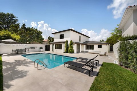 House in Miami, Florida 3 bedrooms, 249.81 sq.m. № 2248018
