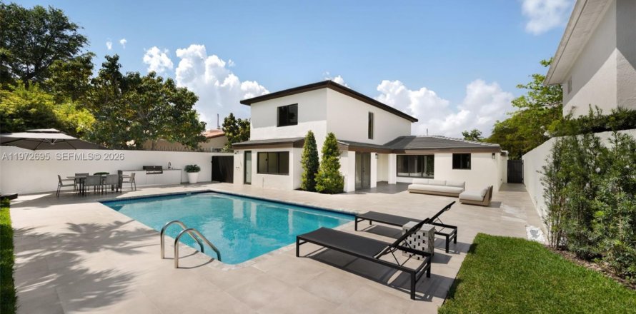 House in Miami, Florida 3 bedrooms, 249.81 sq.m. № 2248018