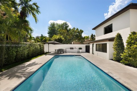 House in Miami, Florida 3 bedrooms, 249.81 sq.m. № 2248018 - photo 28