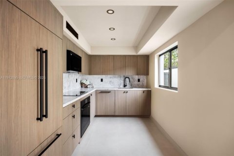 House in Miami, Florida 3 bedrooms, 249.81 sq.m. № 2248018 - photo 10