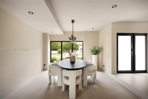 House in Miami, Florida 3 bedrooms, 249.81 sq.m. № 2248018 - photo 9