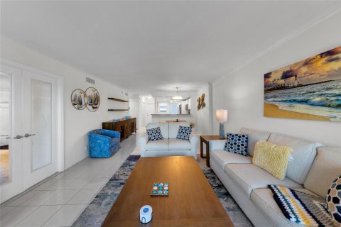 Condo in Pompano Beach, Florida, 2 bedrooms  № 2182353 - photo 25