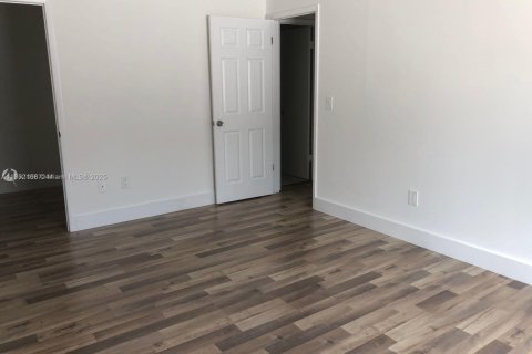 Снять в аренду таунхаус в Хомстед, Флорида 2 спальни, 100.71м2, № 1858744 - фото 1