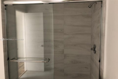 Снять в аренду таунхаус в Хомстед, Флорида 2 спальни, 100.71м2, № 1858744 - фото 2