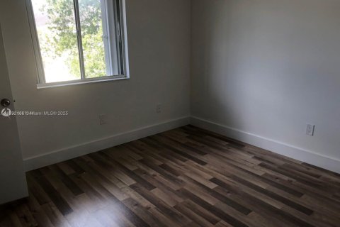 Снять в аренду таунхаус в Хомстед, Флорида 2 спальни, 100.71м2, № 1858744 - фото 4