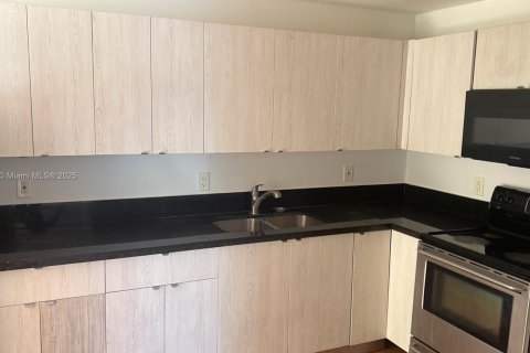 Снять в аренду таунхаус в Хомстед, Флорида 2 спальни, 100.71м2, № 1858744 - фото 9