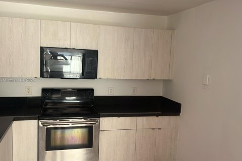 Снять в аренду таунхаус в Хомстед, Флорида 2 спальни, 100.71м2, № 1858744 - фото 8