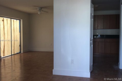 Снять в аренду таунхаус в Хомстед, Флорида 2 спальни, 100.71м2, № 1858744 - фото 5