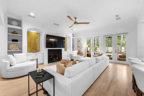House in Tampa, Florida 5 bedrooms, 365.38 sq.m. № 2391606 - photo 12