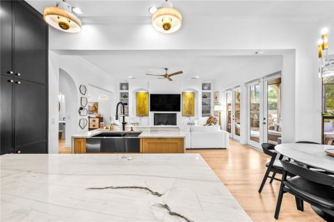 House in Tampa, Florida 5 bedrooms, 365.38 sq.m. № 2391606 - photo 14