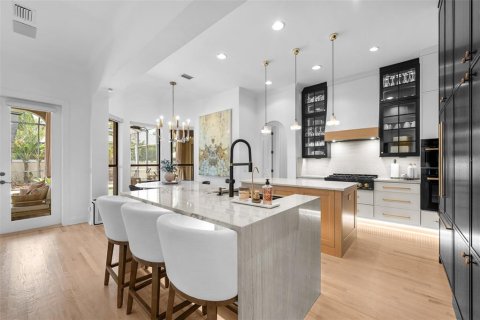 House in Tampa, Florida 5 bedrooms, 365.38 sq.m. № 2391606 - photo 21
