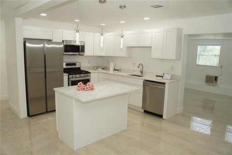 House in Tampa, Florida 3 bedrooms, 102.19 sq.m. № 1822487 - photo 5