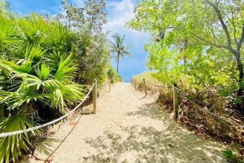 Снять в аренду кондоминиум в Майами-Бич, Флорида 2 спальни, 83.8м2, № 1987936 - фото 28